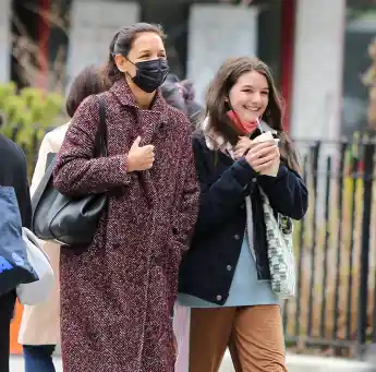 Katie Holmes And Suri Cruise Step Out - NYC Actress Katie Holmes and daughter Suri enjoying a sunday afternoon together,