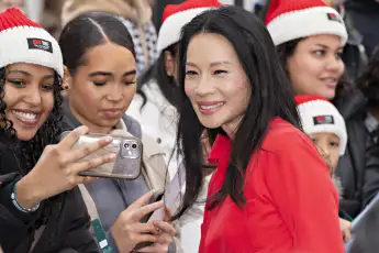 Red One UK Photocall Lucy Liu with fans attending the Red One UK Photocall, in Potters Fields, London. 6th November 2024