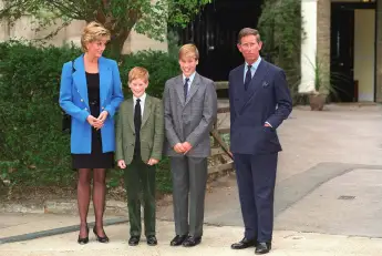 La princesse Diana, le prince Harry, le prince William et le prince Charles lors du premier jour de William à Eton College.