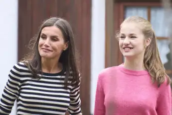 Leonor is missing teeth