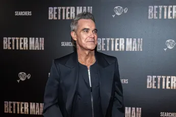 NLD, Amsterdam, 10-12-2024: Robbie Williams during the walk-in at the film premiere Better Man at Royal Theatre Tuschins