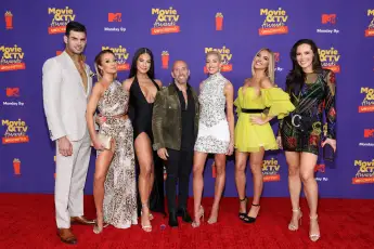 Les acteurs de "Selling Sunset" : Romain Bonnet, Mary Fitzgerald, Amanza Smith, Jason Oppenheim, Heather Rae Young, Davina Potratz et Chrishell Stause aux MTV Awards 2021.