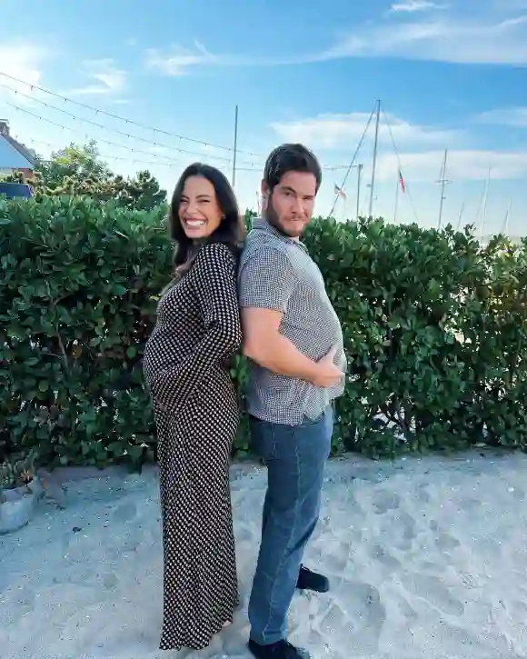 Adam DeVine y Chloe Bridges han anunciado a través de Instagram que están esperando un bebé.