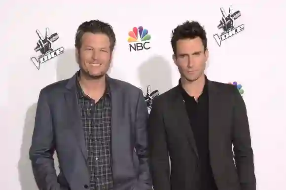 Los cantantes Blake Shelton y Adam Levine asisten a la alfombra roja de la séptima temporada de "The Voice" de la NBC