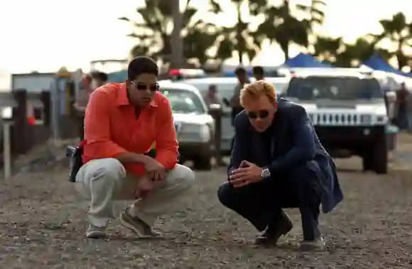 Adam Rodriguez et David Caruso dans une scène de la série "Les Experts : Miami".