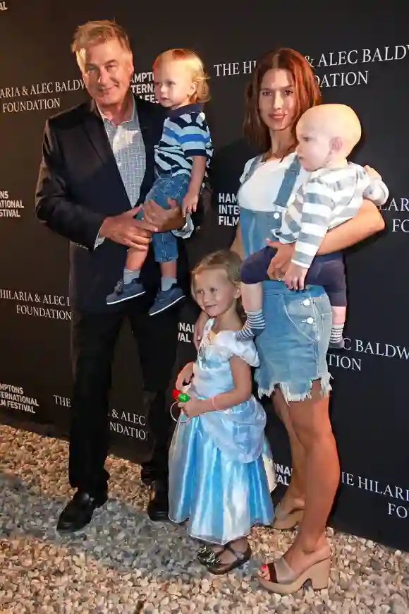Alec Baldwin con su esposa Hilaria y sus tres hijos.