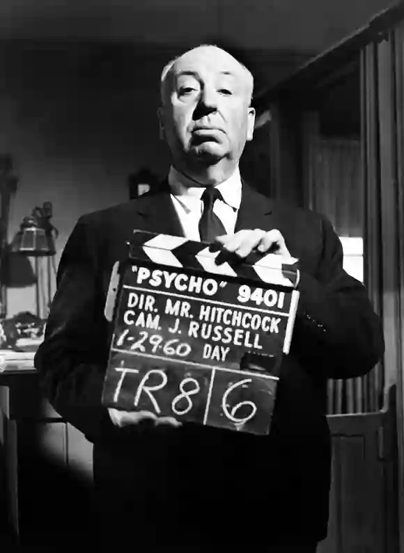 Alfred Hitchcock con la claqueta de Psicosis en 1960.