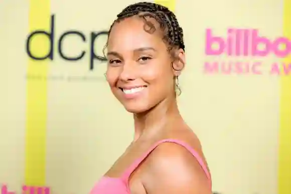Alicia Keys poses backstage for the 2021 Billboard Music Awards.