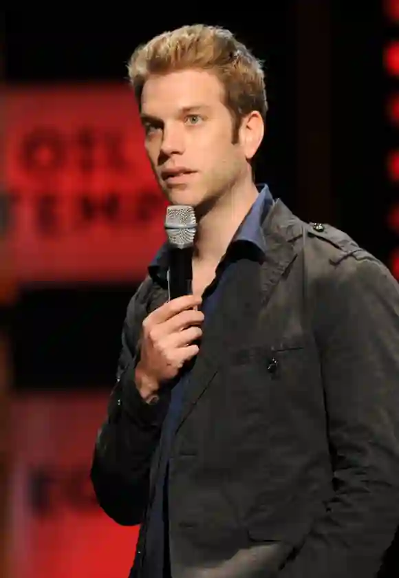 Anthony Jeselnik habla en el escenario en el Comedy Central Roast Of David Hasselhoff celebrado en Sony Pictures Studios.