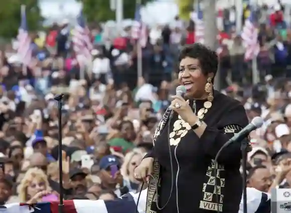 Detroit, Michigan - Aretha Franklin chante lors du rassemblement du président Barack Obama pour la fête du travail à Detroit (Jim West)