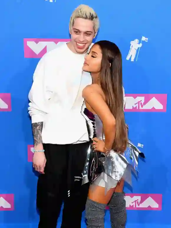 Pete Davidson y Ariana Grande asisten a los MTV Video Music Awards 2018.
