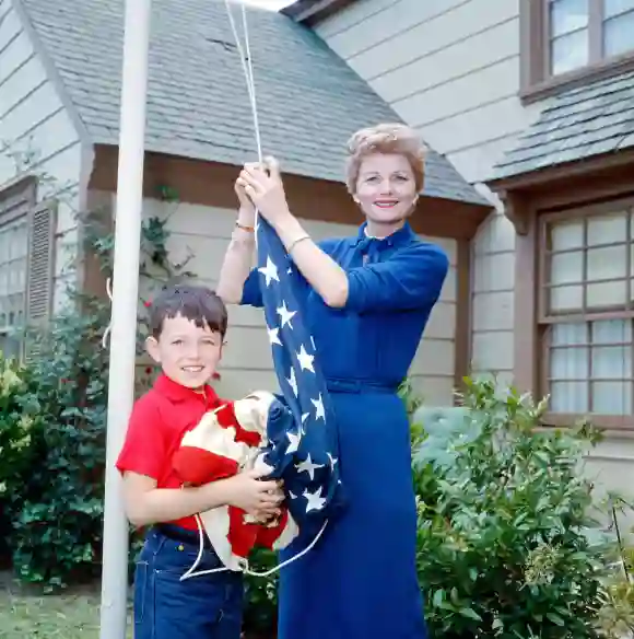 From left: Jerry Mathers, Barbara Billingsley of LEAVE IT TO BEAVER, 1958. ph: TV Guide / courtesy Everett Collection Re