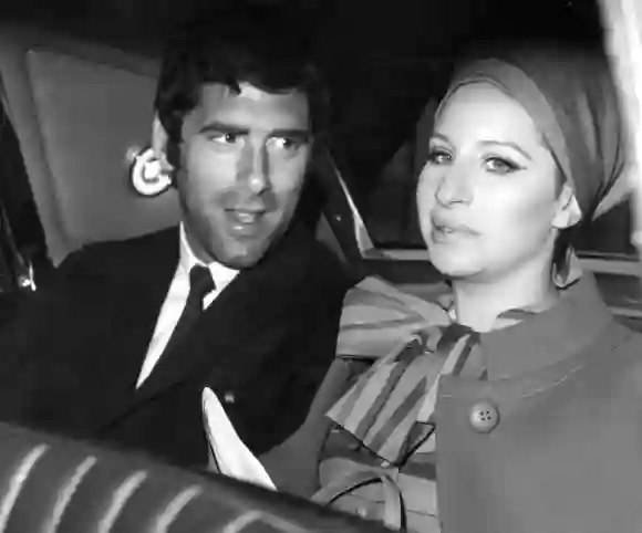 11 mai 2011 BARBRA STREISAND AVEC SON MARI ELLIOTT GOULD 1967 4850 PUBLICATIONxINxGERxSUIxAU