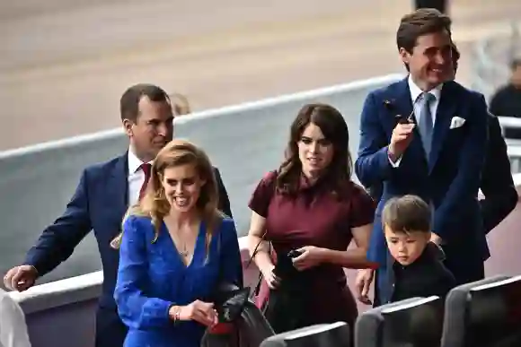 Edoardo, husband of Princess Beatrice, wore a blue tie and jacket to match his wife, an outfit that looked spectacular for both of them.