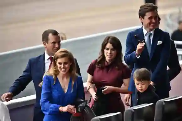 Edoardo, esposo de la princesa Beatriz, utilizó corbata y saco azul para combinar con su esposa, un atuendo que se vio espectacular para los dos.