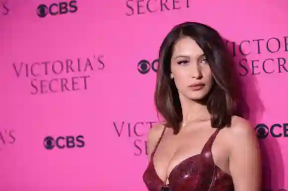 November 28, 2017 - But it is when she participates as a Victoria's Secret Angel that she decides to make a change to her hair and makeup, as there are several details on her face such as a touch-up on the nose, eyebrows, eyes and cheeks.