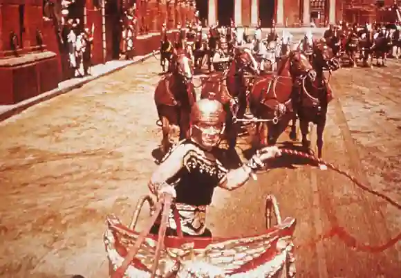 Ben Hur und sein erbitterter Widersacher Messala STEPHEN BOYD liefern sich ein gefährliches Wagenr