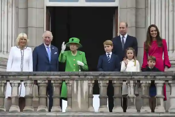 Queen Elizabeth best pictures Platinum Jubilee finale balcony palace Royal Family photos 2022