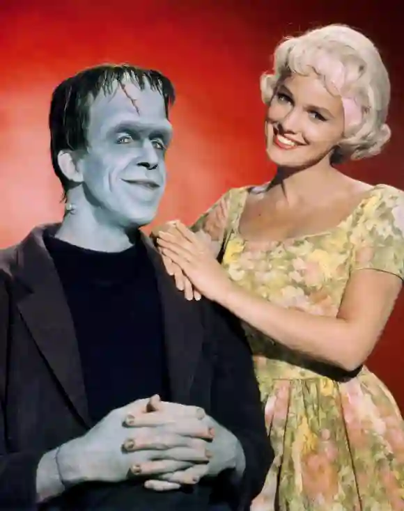 Fred Gwynne, Beverly Owen, The Munsters circa 1964 CBS. (THA File Reference 34408-017THA) PUBLICATIONxINxGERxSUIxAUTxONL