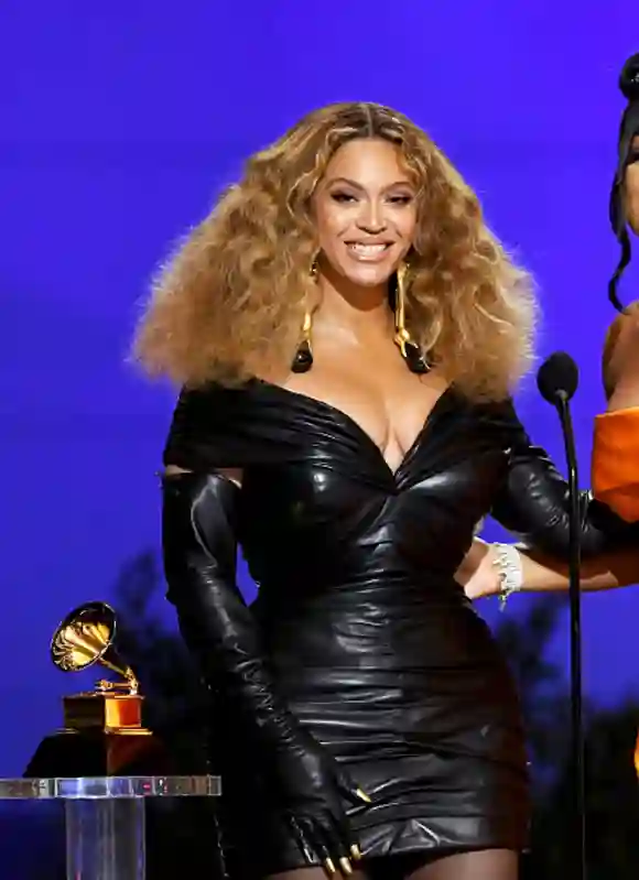 LOS ANGELES, CALIFORNIE - 14 MARS : Beyonc ? accepte le prix de la meilleure performance rap pour 'Savage' sur scène lors de la 63ème édition des GRAMMY Awards au Los Angeles Convention Center le 14 mars 2021 à Los Angeles, Californie. (Photo par Kevin Winter/Getty Images pour The Recording Academy)