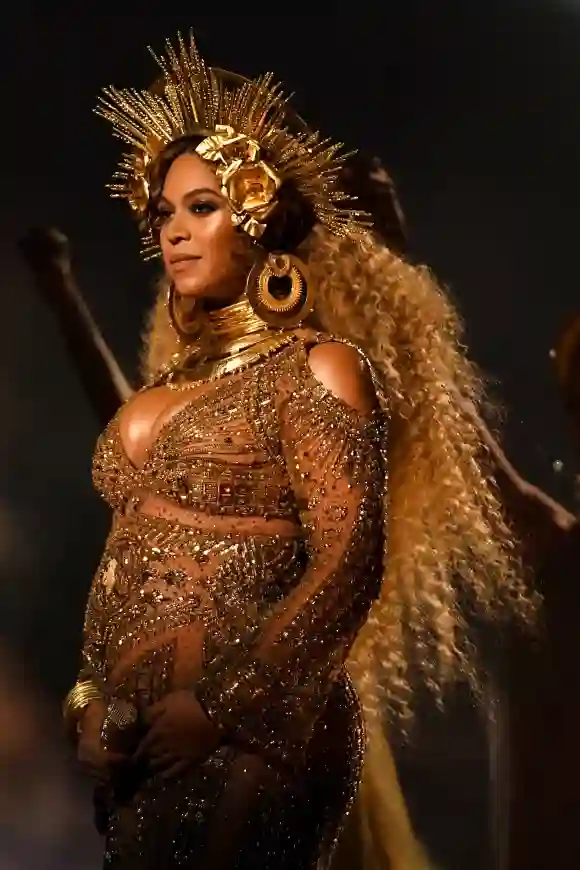 Beyonce se produit sur scène lors de la 59e édition des GRAMMY Awards.