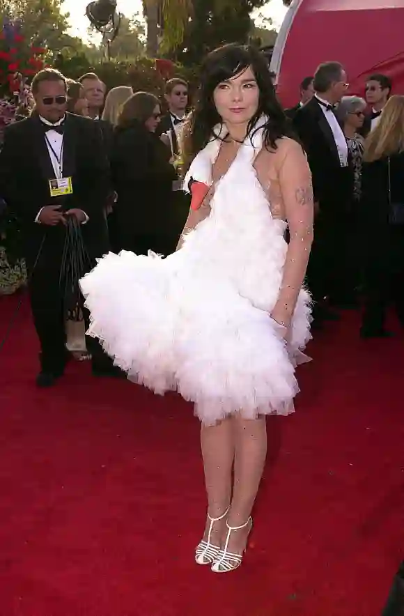 La actriz impactó con este atuendo en la ceremonia de entrega de los Oscars 2004 Alfombra roja peores trajes cisne
