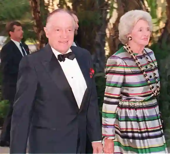 El actor Bob Hope (izq.) y su esposa, Dolores, asisten a una