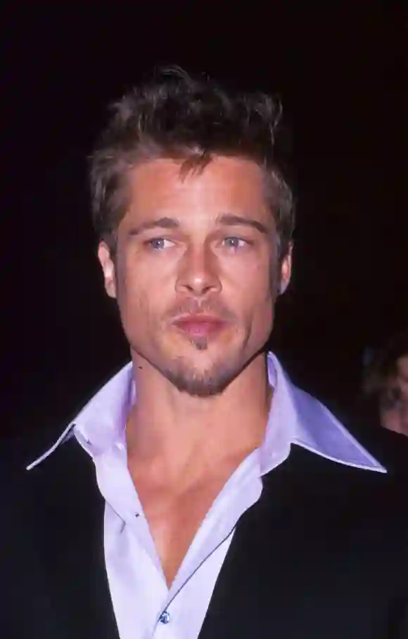 Brad Pitt arrive à la première de "Meet Joe Black" au théâtre Ziegfeld à New York le 12 novembre 1998.