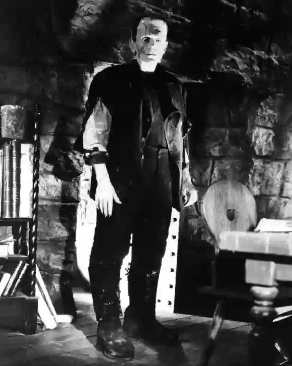 Boris Karloff como "El monstruo de Frankenstein" en Bride of Frankenstein (1935), película de terror del director James Whale