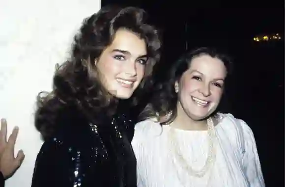 Brooke Shields fotografiada con su madre Teri Shields en Nueva York 1982 PUBLICATIONxINxGERxSUIx