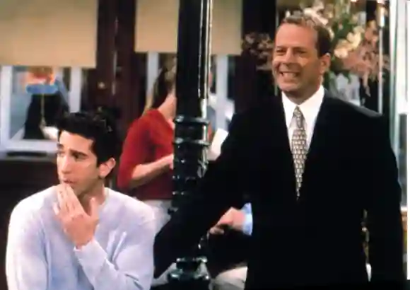 FRIENDS, David Schwimmer et Bruce Willis, 1994-présent, yr6, 2000 Courtesy Everett Collection !ACHTUNG AUFNAHMEDATUM G