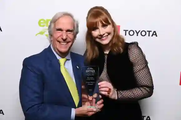 Henry Winkler and Bryce Dallas Howard pose with EMA Green Parent Award at the Environmental Media Association 2nd Annual Honors Benefit Gala on September 28, 2019 in Pacific Palisades, California