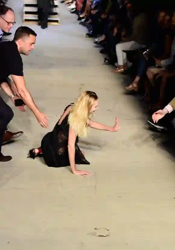 La supermodelo Candice Swanepoel resbala en la pasarela de la Semana de la Moda de Nueva York