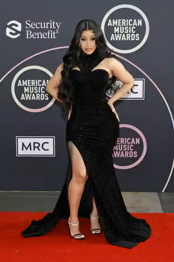 L'animatrice Cardi B assiste au défilé sur le tapis rouge des American Music Awards 2021.