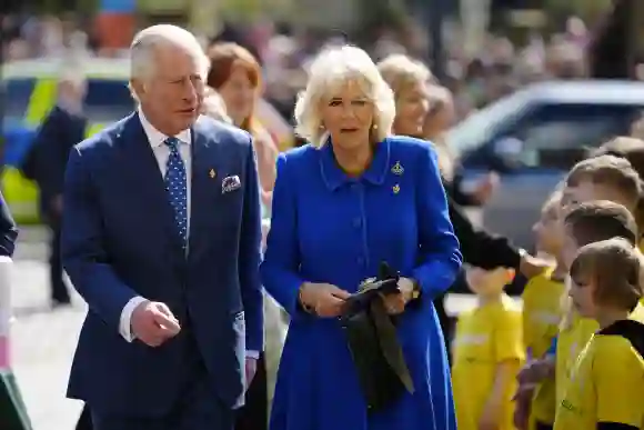 Curiosamente el azul era visto como mal augurio cuando la reina lo usaba en bodas, y ahora hemos encontrado posiblemente un patrón que combina bien en atuendos de pareja. Aquí Carlos y Camila también se ven estupendos en fotografías gracias a la combinación de colores que tienen puesto.