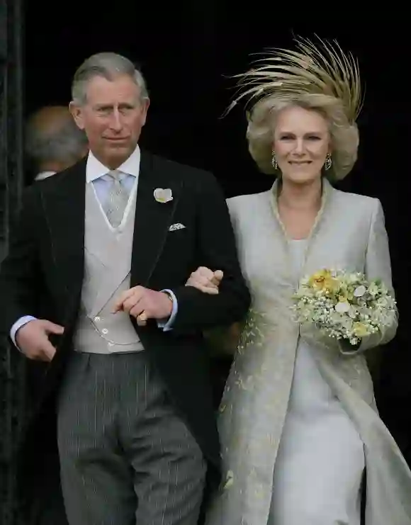 King Charles, when he was still a prince and during his wedding ceremony with Camilla in 2005, decided to wear a vest in a shade of brown very similar to Camilla's wedding dress (we emphasize that it was an informal wedding event and more of a celebration).