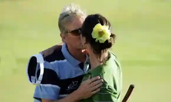 Catherine Zeta-Jones y Michael Douglas durante el torneo de golf All-Star Cup Celebrity de 2005 en Gales.