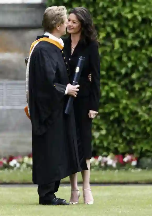 Catherine Zeta-Jones y Michael Douglas tras recibir su título honorífico de la Universidad de St Andrews 2006