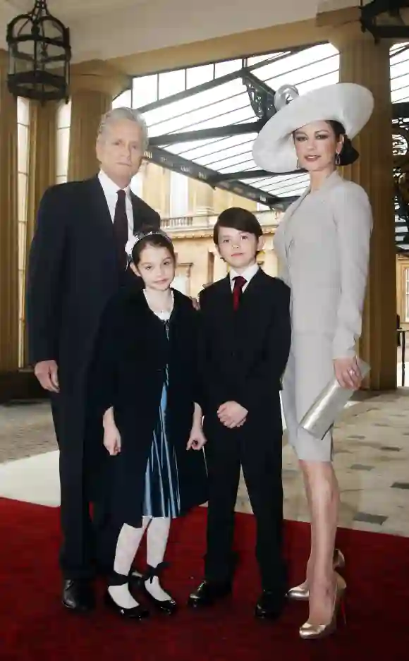 Catherine Zeta-Jones, Michael Douglas et leurs enfants assistent aux Investitures Royales au Palais de Buckingham 2011
