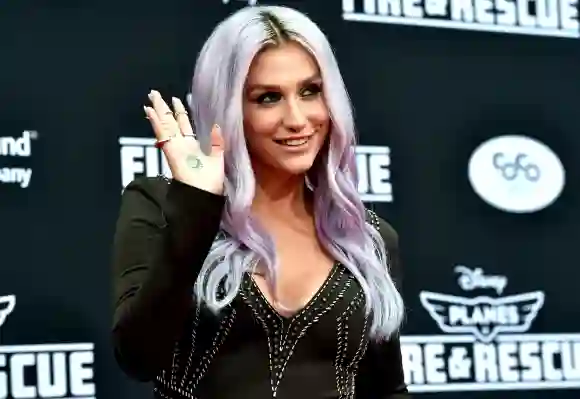 Famosos que han sido pillados robando en tiendas estrellas famosos robando detenidos mugshots lista de artículos Kesha