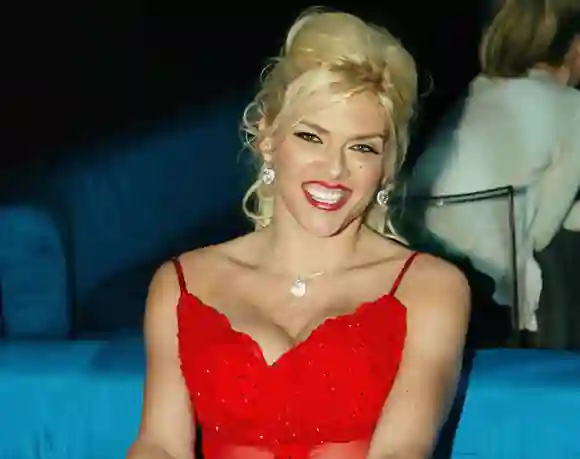 Famosos encontrados muertos en hoteles estrellas personajes famosos habitaciones de hotel causa de la muerte sobredosis suicidio asesinado edad Anna Nicole Smith 2021