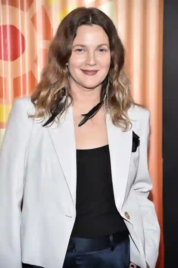 Drew Barrymore asistió a la recaudación de fondos del Proyecto de Alcance para África Charlize Theron Hosts 2019