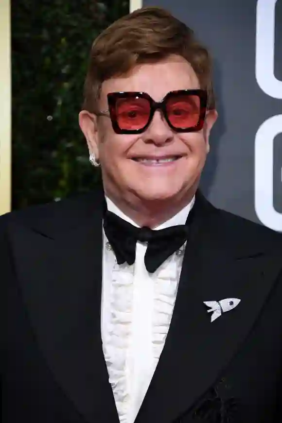 Elton John asistiendo a los Globos de Oro 2020