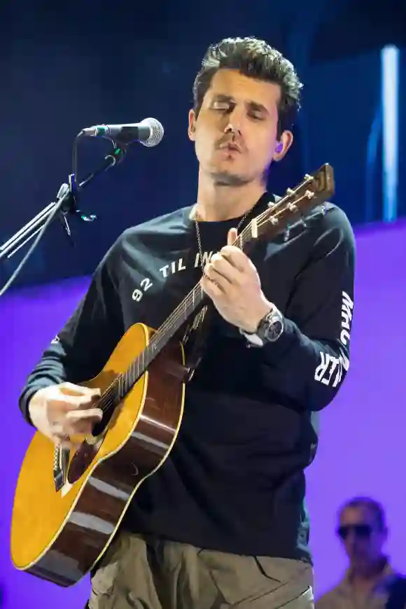 John Mayer actuando en el escenario en concierto en 2019