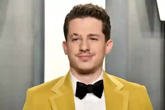 Charlie Puth asiste a la fiesta de los Oscar de Vanity Fair 2020