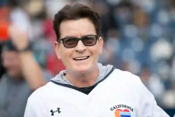 Charlie Sheen assiste à un match de softball au profit de "California Strong".