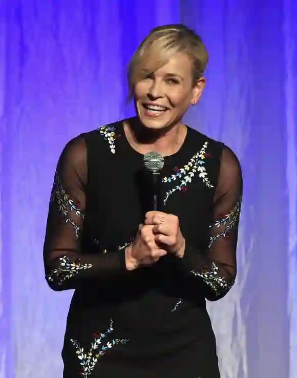 Chelsea Handler habla en el escenario del banquete de subvenciones de la Asociación de Prensa Extranjera de Hollywood.