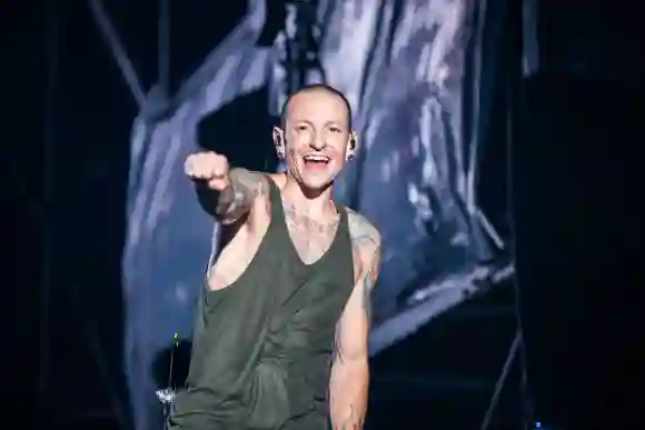 SHANGHAI CHINA JULY 22 CHINA OUT Chester Bennington of Linkin Park performs on the stage durin