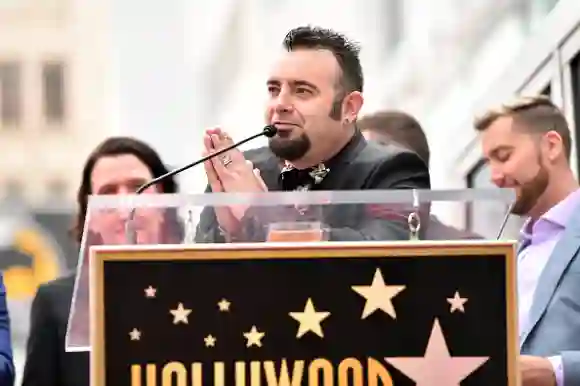 HOLLYWOOD, CA - 30 AVRIL : Chris Kirkpatrick s'exprime sur scène lors de la cérémonie en l'honneur de NSYNC avec une étoile sur le Hollywood Walk of Fame le 30 avril 2018 à Hollywood, Californie.(Photo by Alberto E. Rodriguez/Getty Images)