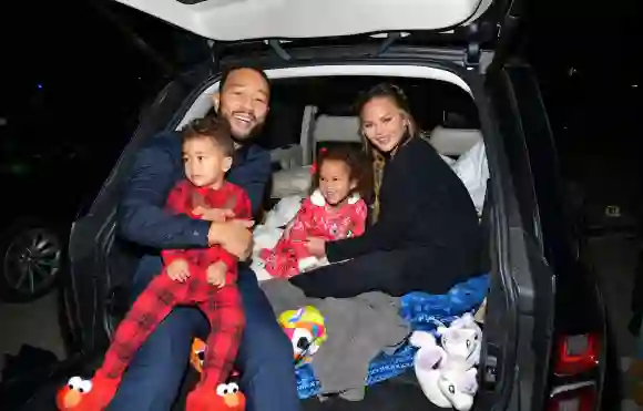 Chrissy Teigen et John Legend assistent à la première du film "Jingle Jangle" de Netflix avec leurs enfants.